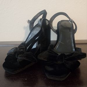 Black pump heels with a bow